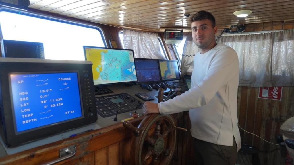 Diego maneja con el timón, como se hacía antes de los modernos sistemas de navegación actuales.