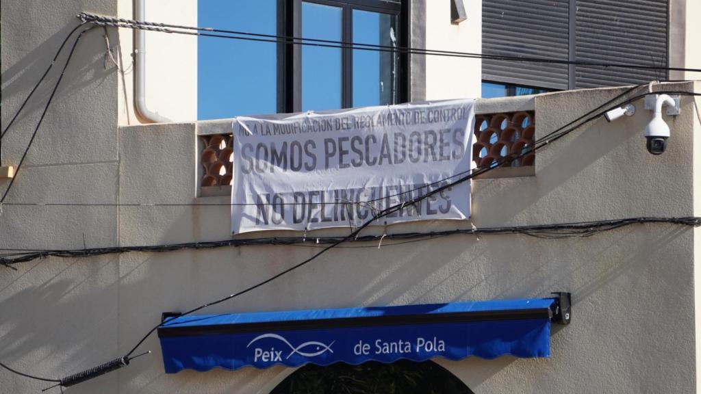 Un mensaje reivindicativo en el puerto de Santa Pola que critica que los pescadores sean tratados como delincuentes.