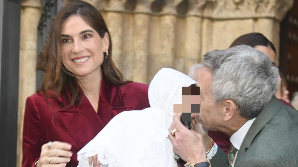 'El Turronero' besa al pequeño Nicolás la mañana de este viernes 28 de noviembre por su bautizo.