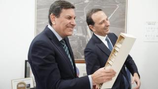 El consejero de Economía y Hacienda y portavoz, Carlos Fernández Carriedo, visita las instalaciones de la fábrica Sonae Arauco.   Rubén Cacho / ICAL. El consejero de Economía y Hacienda y portavoz, Carlos Fernández Carriedo,