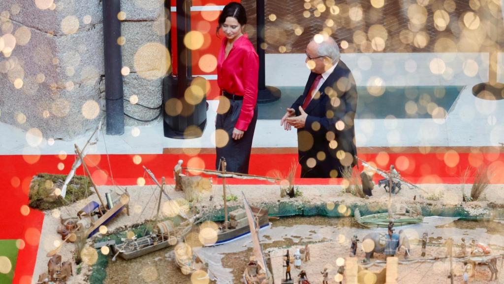 Ayuso junto al belén que se podrá visitar gratuitamente en la Real Casa de Correos hasta enero.