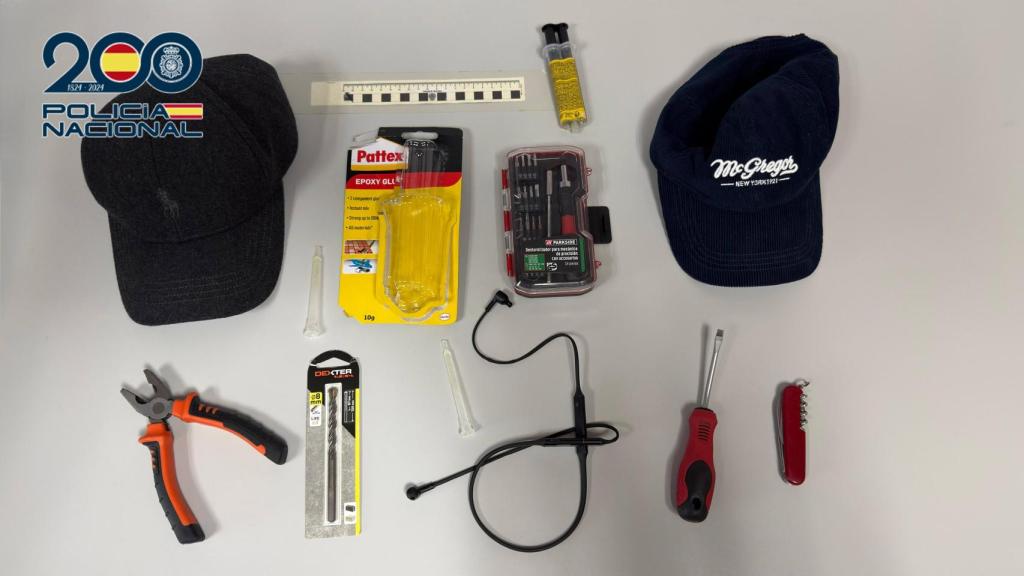 Efectos interceptados a los tres presuntos delincuentes.