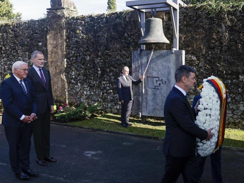 El presidente alemán, Frank-Walter Steinmeier, acompañado por el rey Felipe VI, durante una ofrenda floral en memoria de las víctimas del bombardeo en Gernika, este viernes.