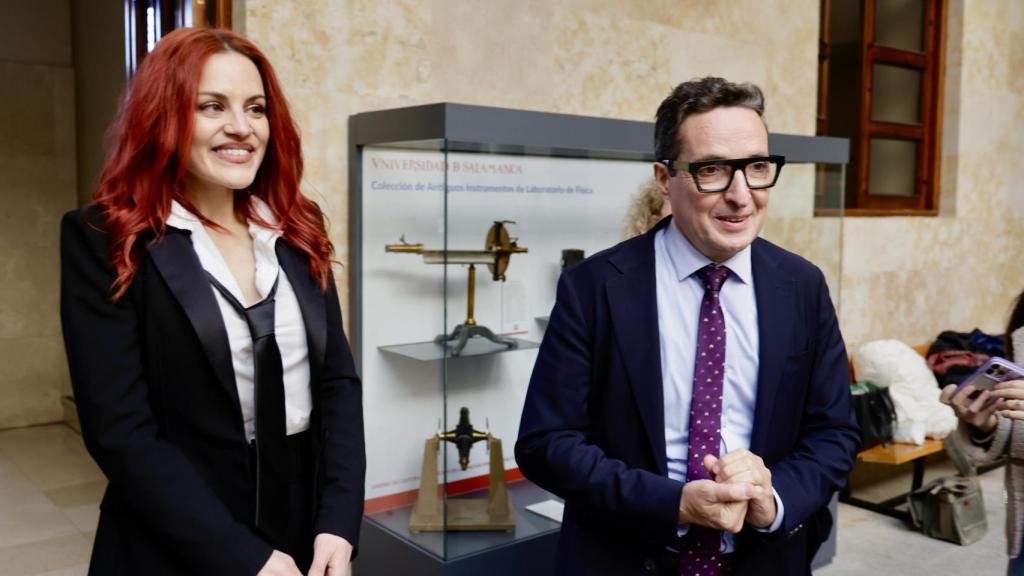 La astronauta Sara García visita la Universidad de Salamanca, junto al rector, Juan Manuel Corchado