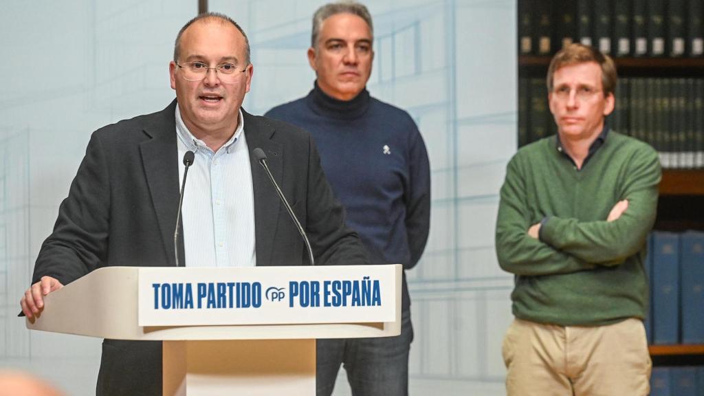 El secretario general del PP, Miguel Tellado; el vicesecretario de Política Autonómica y Municipal y Análisis Territorial, Elías Bendodo en Burgos