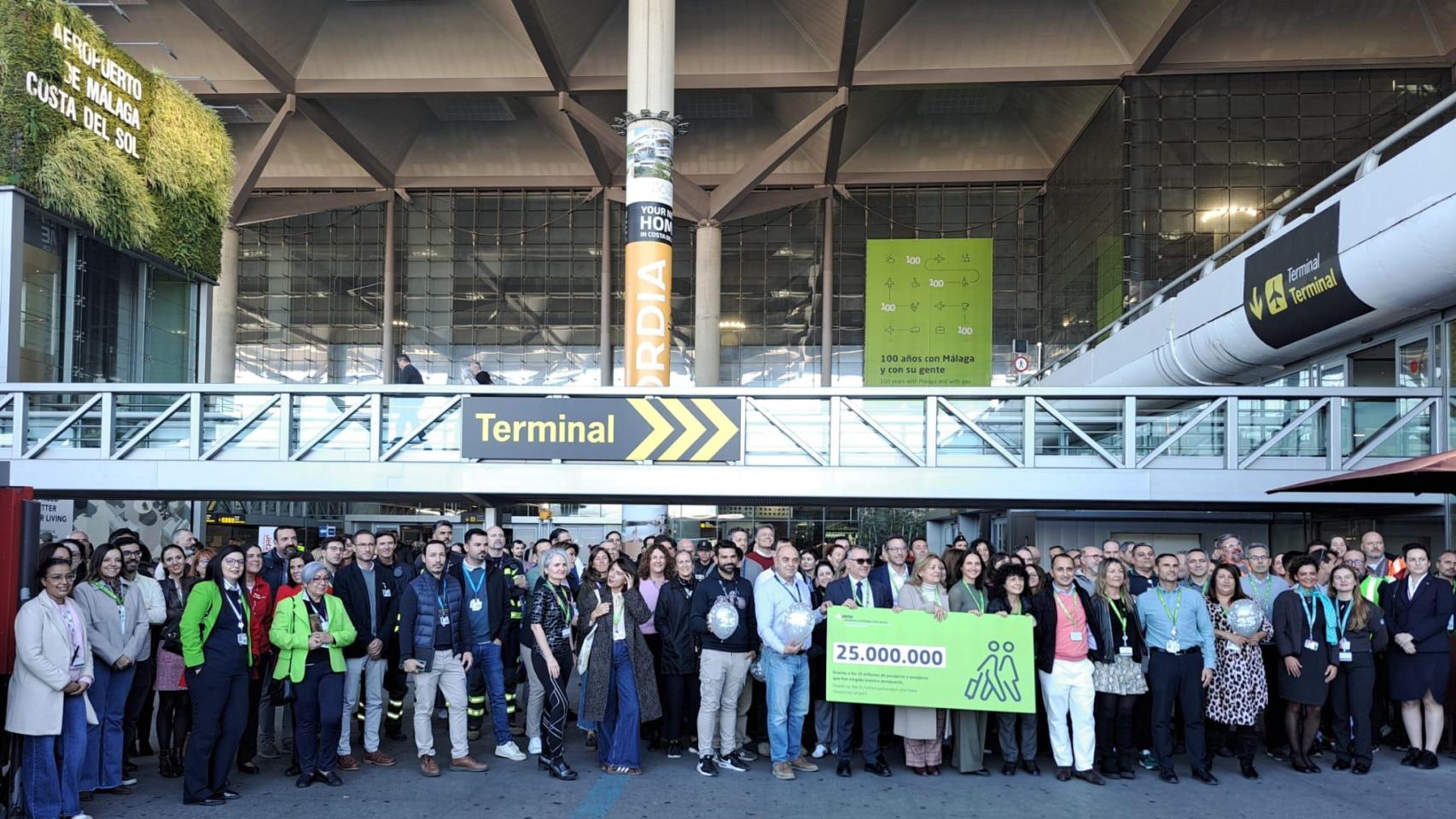 La fotografía de familia de los trabajadores del aeropuerto de Málaga celebrando pasar de 25 millones en noviembre.