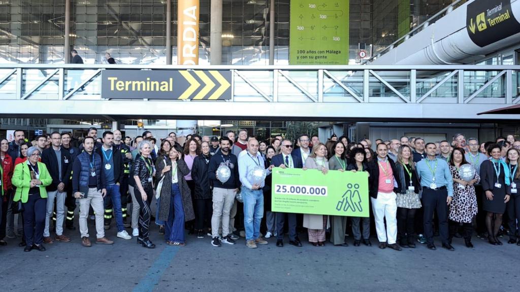La fotografía de familia de los trabajadores del aeropuerto de Málaga.