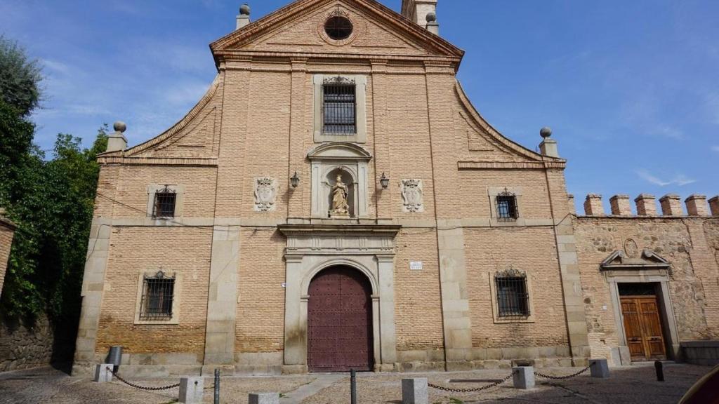 Fachada de la iglesia del convento de los frailes Carmelitas Descalzos, en el Casco Histórico de Toledo.