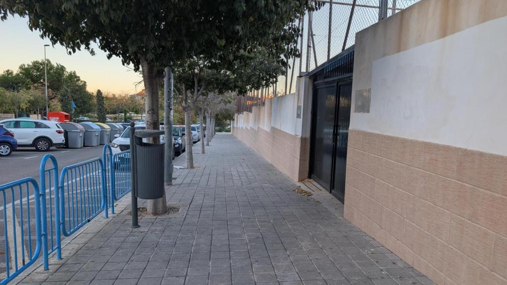 La puerta trasera del colegio en el Carrer Pare Arupe, donde ocurrió parte de la presunta agresión.