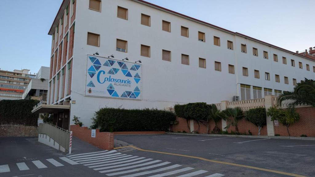 La puerta principal del colegio.