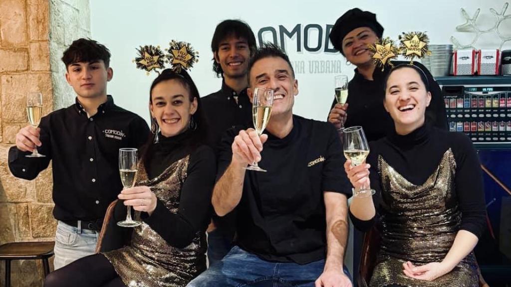 Juan y el equipo de El Comodín