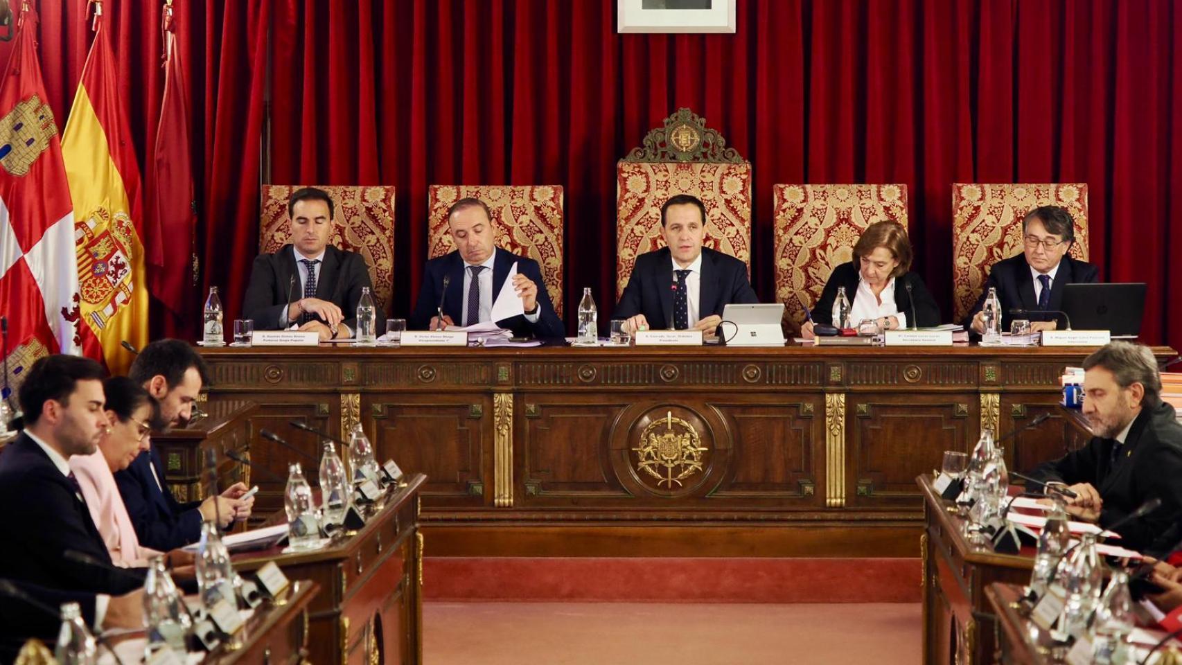 El presidente de la Diputación de Valladolid, Conrado Íscar, durante el pleno de la institución provincial de este viernes
