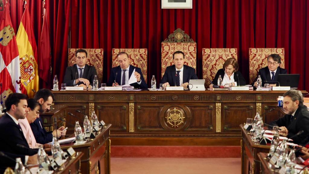 El presidente de la Diputación de Valladolid, Conrado Íscar, durante el pleno de la institución provincial de este viernes