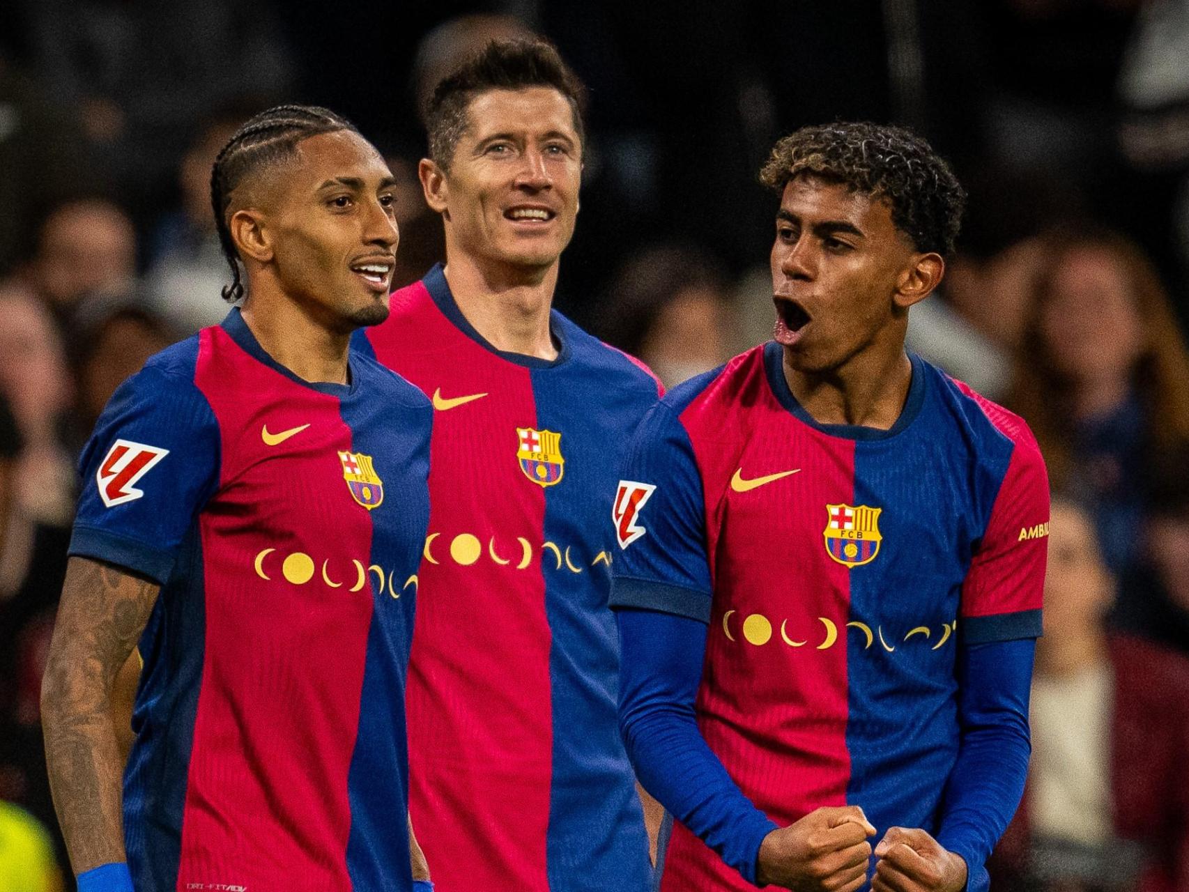 Raphinha, Lewandowski y Lamine celebran un gol.