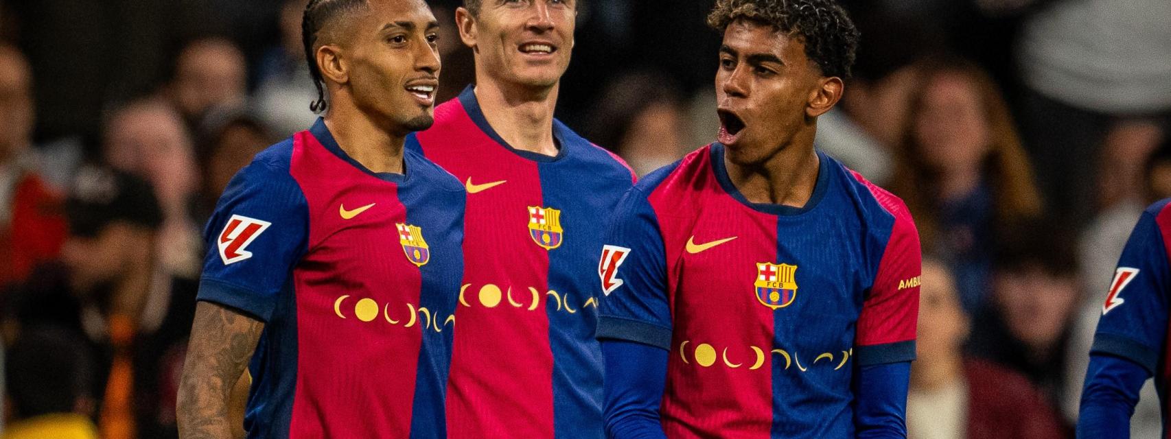 Raphinha, Lewandowski y Lamine celebran un gol.