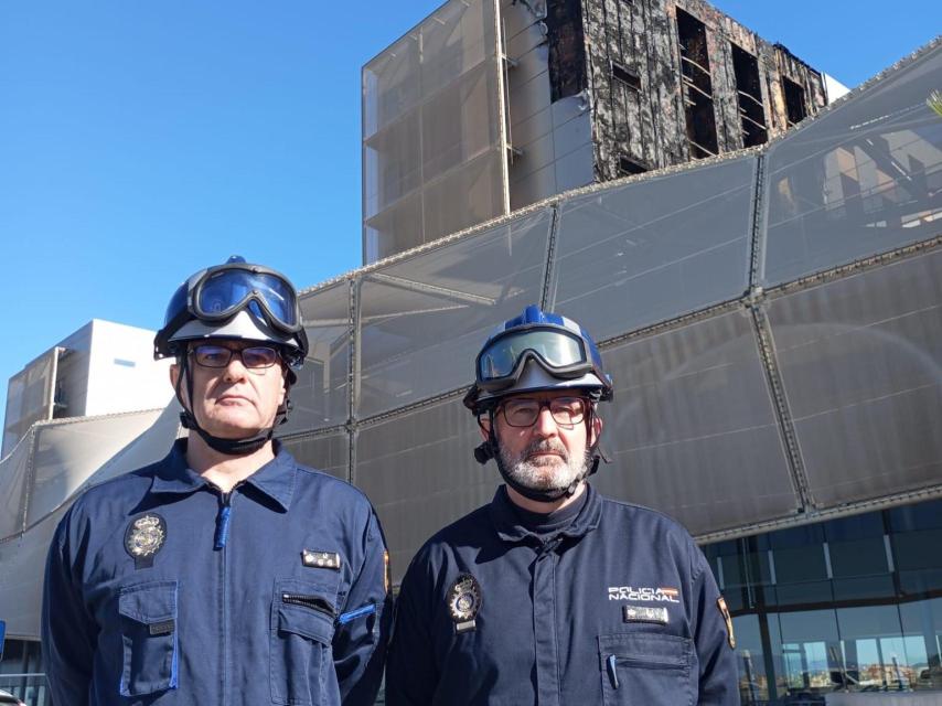El inspector-jefe de la Brigada de Policía Científica, Julio Recalde (1i), este jueves, en el Hospital Santa Lucía de Cartagena.