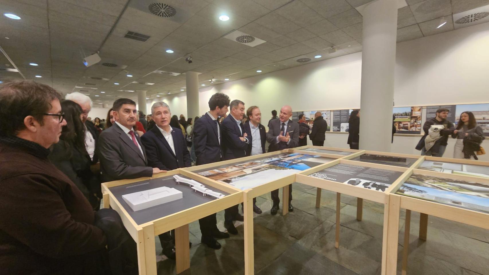 Autoridades en la presentación de la exposición sobre la Escola de Arquitectura en Palexco.