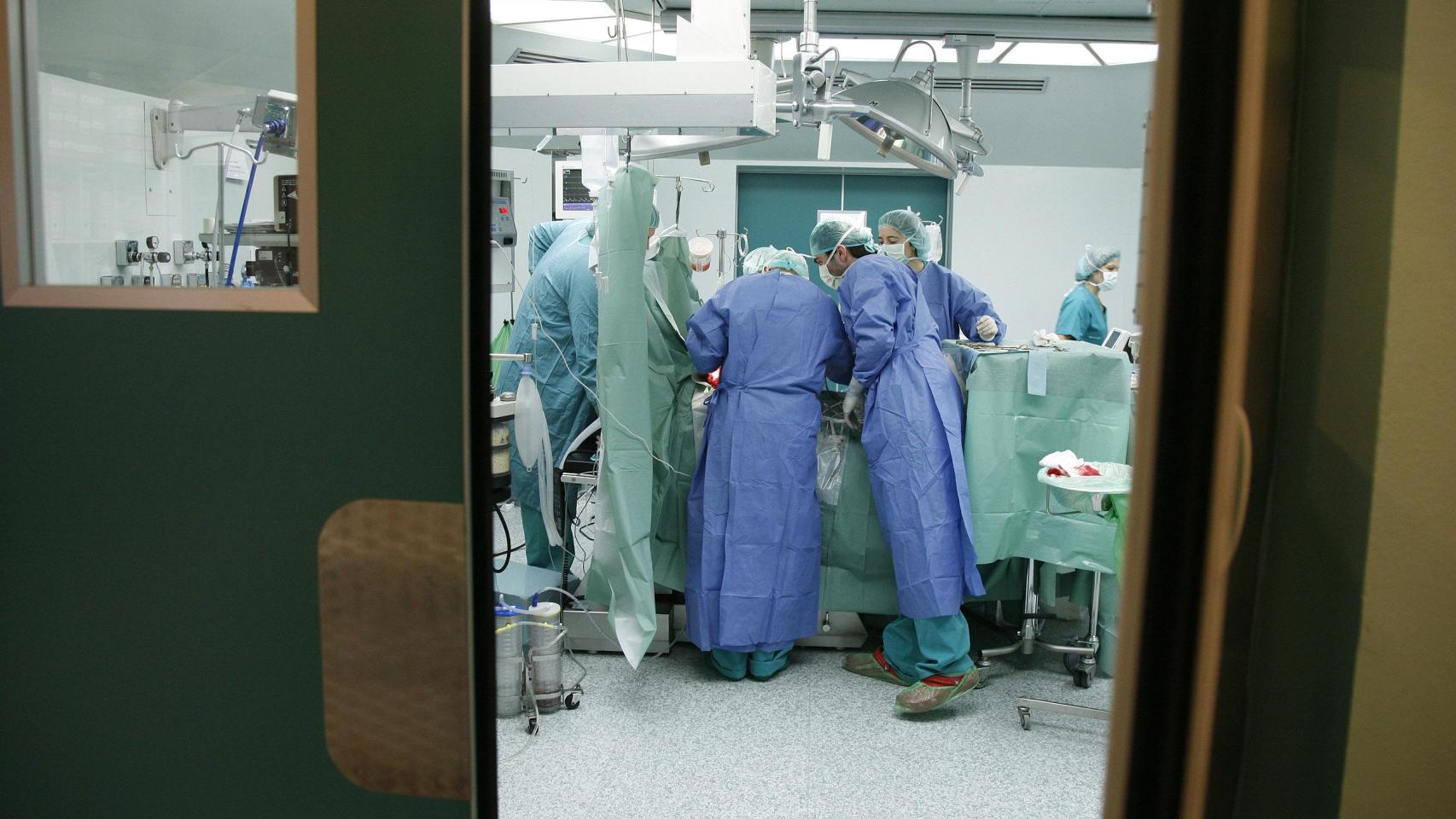 Cirujanos en un quirófano en el Hospital Clínico de Valladolid