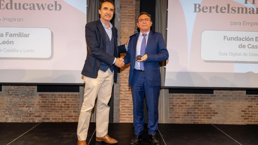 El director de Fundación Empresa Familiar de Castilla y León, Alberto Guerra, recibe el premio Educaweb 'Empresas que inspiran'