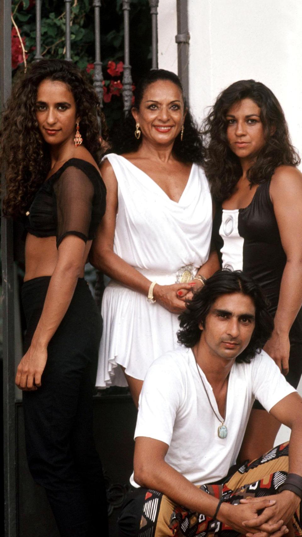 Antonio Flores, con su madre y hermanas, en una imagen de 1980.