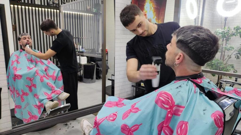 Un peluquero y un cliente en Le Barbier, en Novo Mesoiro.