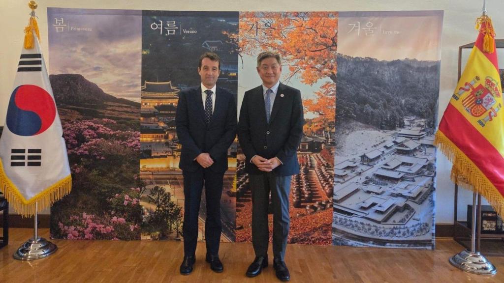 Ángel Escribano, presidente de Indra, junto a  Soosuk Lim, embajador de Corea del Sur en España