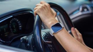 Una persona sostiene el volante de un vehículo