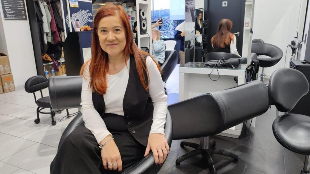 Asunción Catoira en su salón de belleza, Aquarell, en Novo Mesoiro.