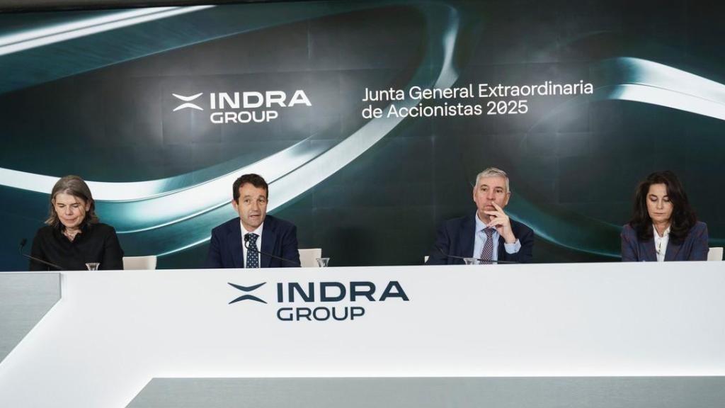 De izquierda a derecha: Ana María Sala, Ángel Escribano, José Vicente de los Mozos y Virginia Arce, en la junta extraordinaria de accionistas de Indra de noviembre de 2025.