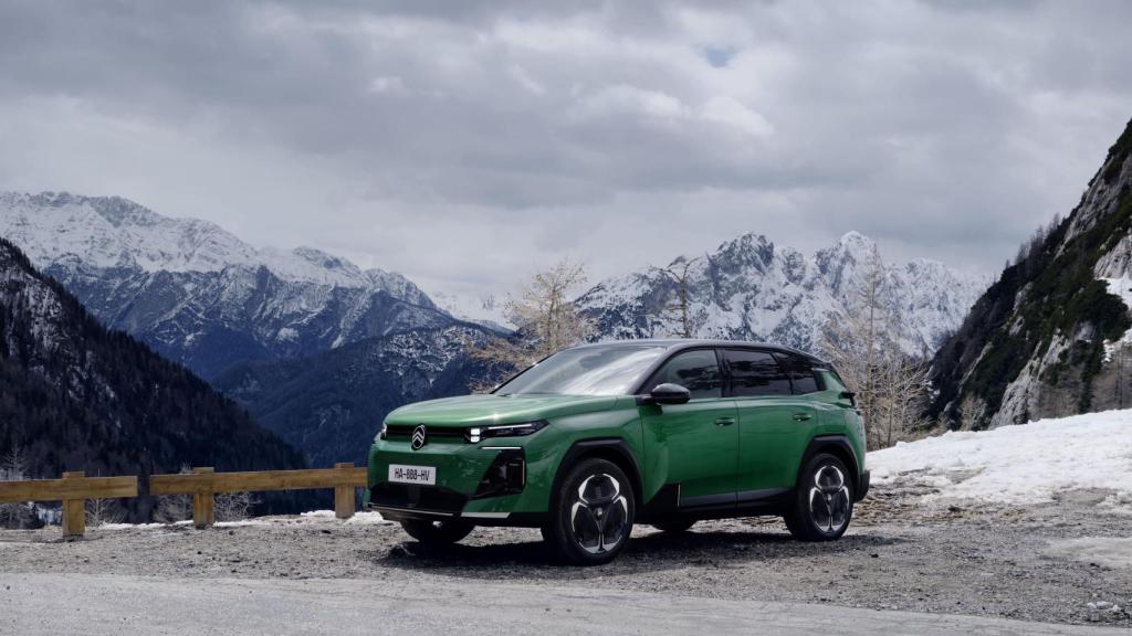 Vista tres cuartos delantera del Citroën ë-C5 Aircross