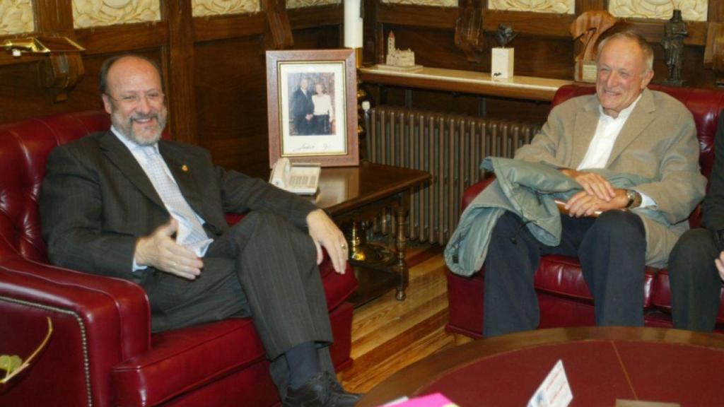 Javier León de la Riva en una reunión junto a Richard Rogers