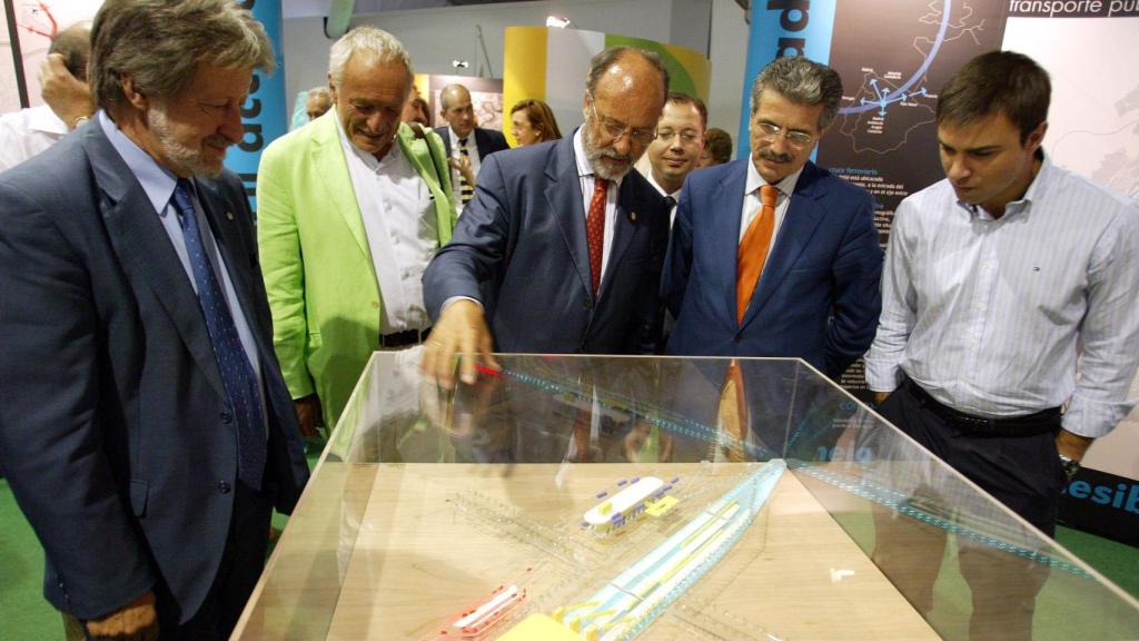 El consejero delegado de la Sociedad Valladolid Alta Velocidad, Antonio Cabado; el arquitecto Richard Rogers; y el alcalde de Valladolid, Javier León de la Riva, observan una maqueta del proyecto de integración urbana del ferrocarril en la ciudad en julio de 2008