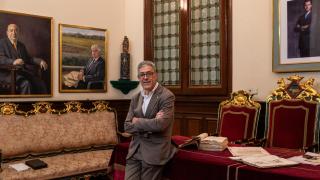 Armando Serrano, director de la Fundación Casa Ganaderos, la empresa más antigua de España. Aparece en la sala de Juntas, en cuya silla central se sentaba el Justicia de Ganaderos, un 'juez' con jurisdicción civil y penal que provocaba que un sector económico tuviese su propio tribunal ajeno al real.