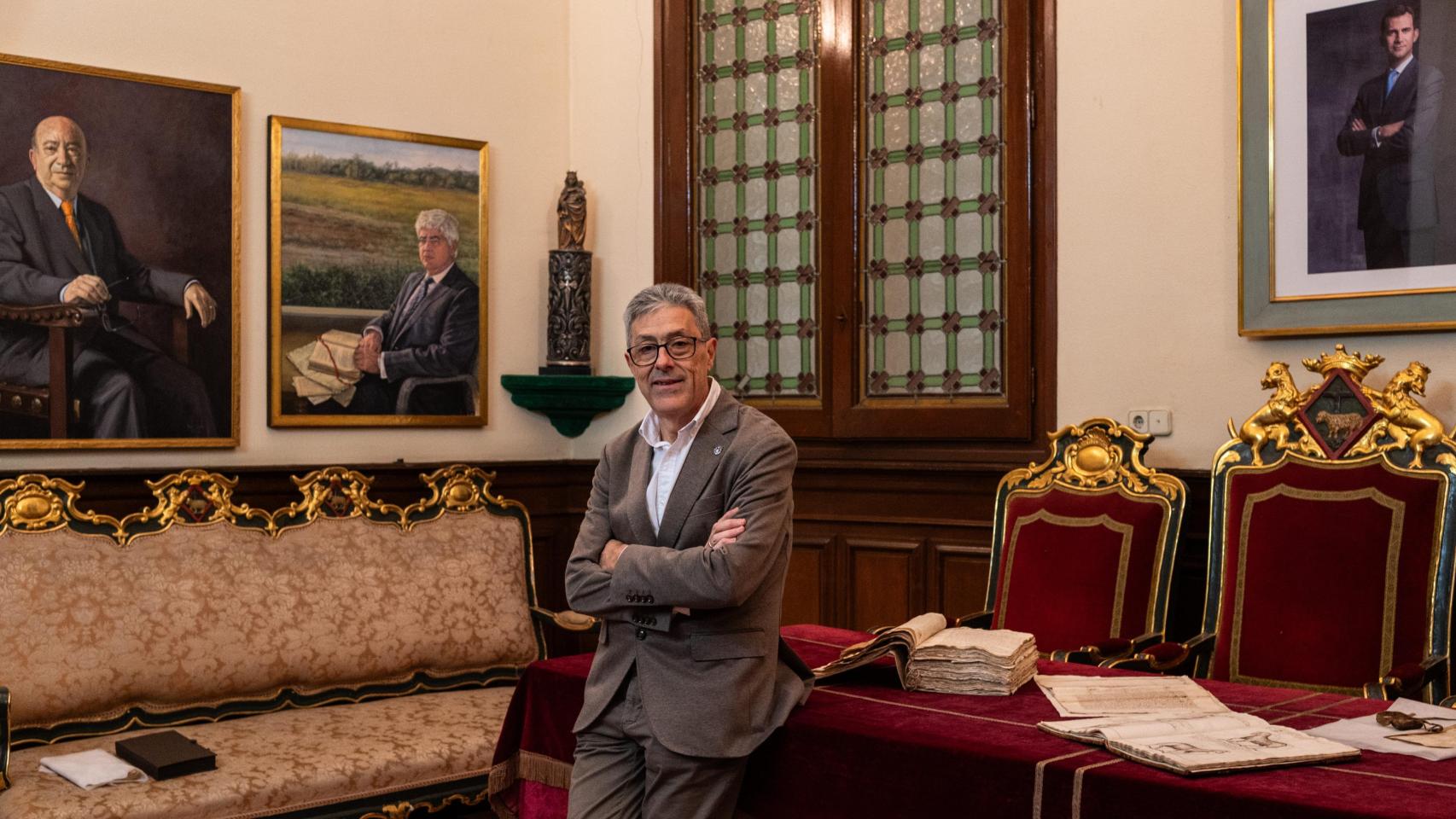 Armando Serrano, director de la Fundación Casa Ganaderos, la empresa más antigua de España. Aparece en la sala de Juntas, en cuya silla central se sentaba el Justicia de Ganaderos, un 'juez' con jurisdicción civil y penal que provocaba que un sector económico tuviese su propio tribunal, ajeno al real.