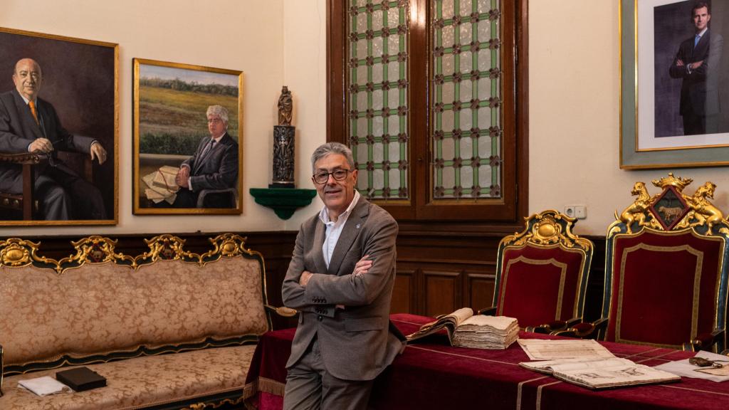 Armando Serrano, director de la Fundación Casa Ganaderos, la empresa más antigua de España. Aparece en la sala de Juntas, en cuya silla central se sentaba el Justicia de Ganaderos, un 'juez' con jurisdicción civil y penal que provocaba que un sector económico tuviese su propio tribunal, ajeno al real.