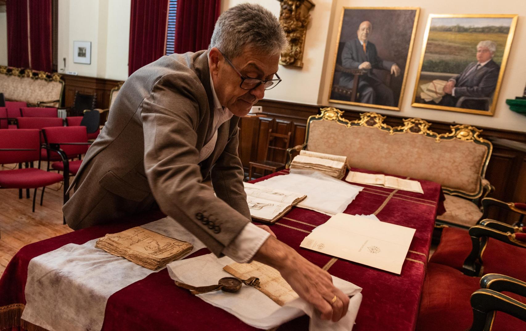 El historiador y archivero, Armando Serrano, mostrando la documentación histórica de la Casa Ganaderos de Zaragoza.
