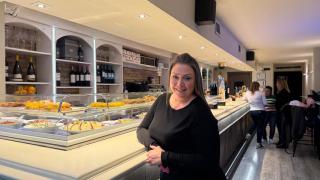 María, propietaria del nuevo bar.