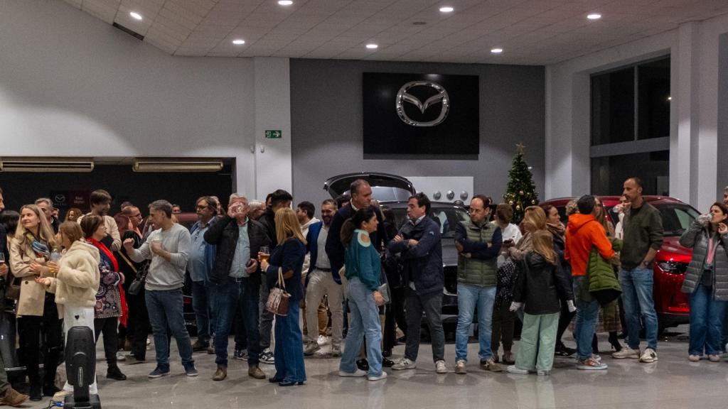 Asistentes a la presentación del coche.