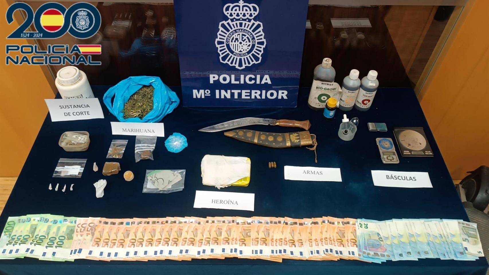 Droga y efectos intervenidos en un operativo policial con tres detenidos y dos registros practicados, en Vigo y Gondomar (Pontevedra)