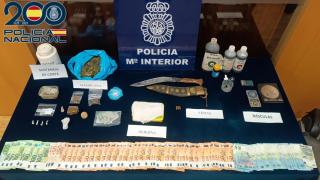 Droga y efectos intervenidos en un operativo policial con tres detenidos y dos registros practicados, en Vigo y Gondomar (Pontevedra)