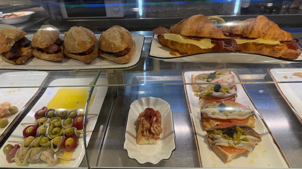 Tapas en la barra del bar Lacarra13.