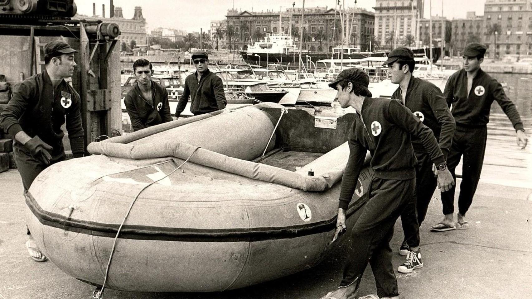 Miembros de la Cruz Roja del Mar realizando maniobras. https://www2.cruzroja.es