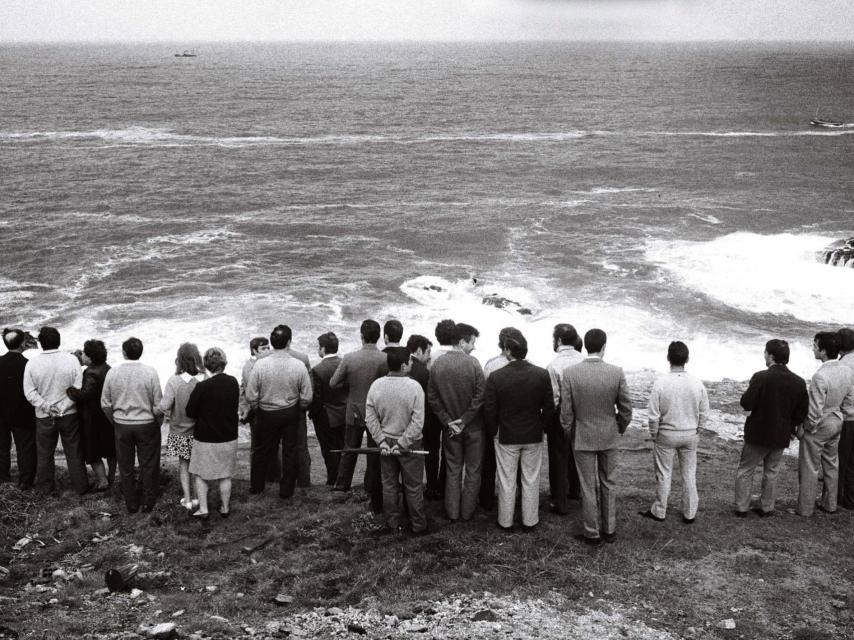 Vecinos observando el lugar del naufragio. https://teatenerife.es