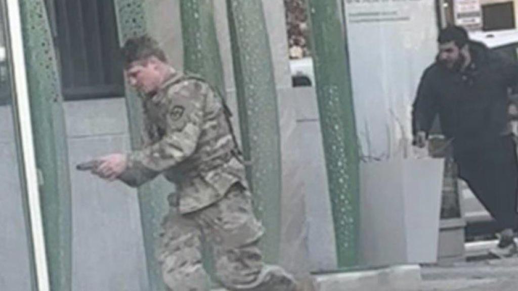 El afgano Rahmanullah Lakanwal persiguiendo al sargento Andrew Wolfe, uno de los dos guardias nacionales a los que tiroteó el pasado miércoles en Washington.