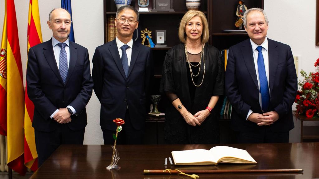 Fernando Beltrán, delegado del Gobierno en Aragón; Yao Jing, embajador de China; Manuela Berges, alcaldes de Pedrola; y Jordi Hereu, ministro de Industria