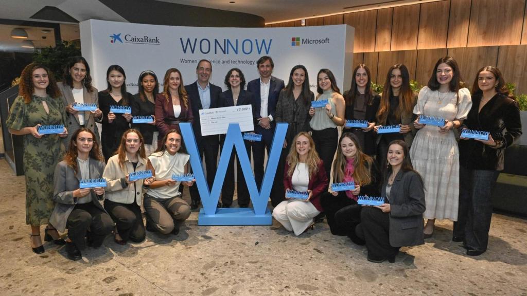 Foto de familia Premios WONNOW 2025 CaixaBank y Microsoft