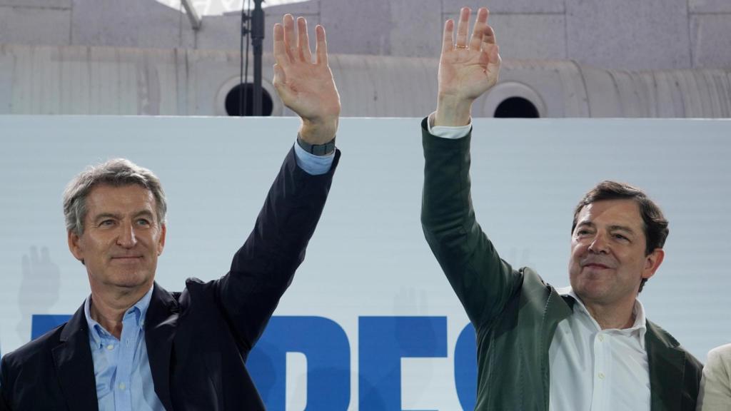 El presidente del PP, Alberto Núñez Feijóo, y el presidente de la Junta y del PPCyL, Alfonso Fernández Mañueco, durante un acto en Valladolid, el pasado mes de mayo