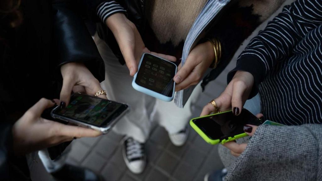 Varias jóvenes intercambios mensajes.