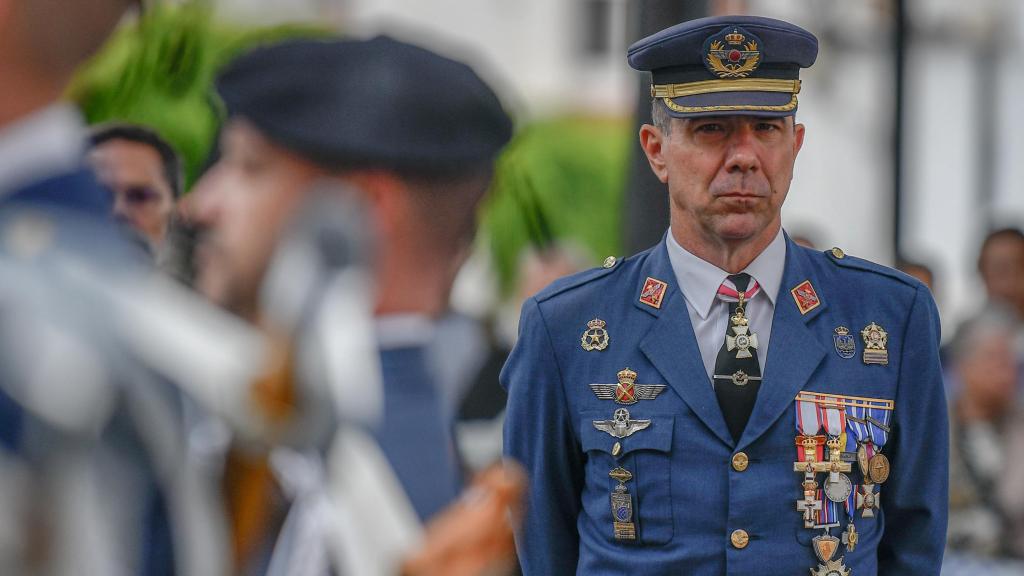 El jefe del Ala 46, coronel Bayardo Abós