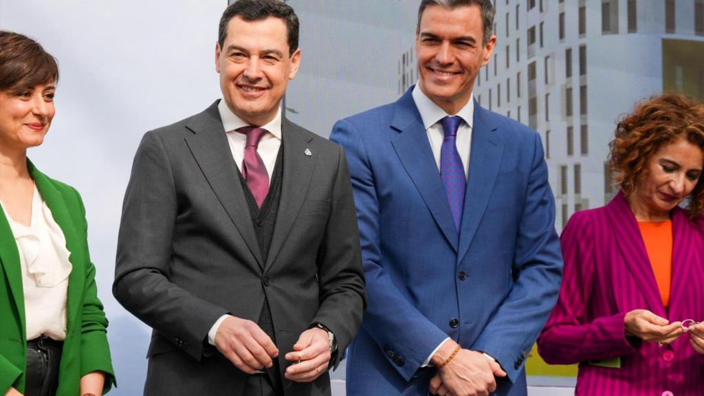 Juanma Moreno y Pedro Sánchez, en un acto en Sevilla junto a la ministra de Vivienda y María Jesús Montero.